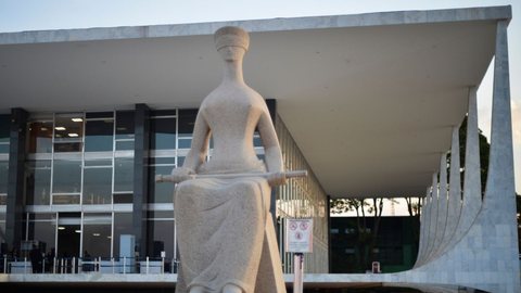Fachada do Supremo Tribunal Federal (STF) com estátua A Justiça, de Alfredo Ceschiatti - Imagem: Reprodução / Agência Brasil / Marcello Casal Jr.