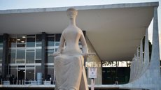 Fachada do Supremo Tribunal Federal (STF) com estátua A Justiça, de Alfredo Ceschiatti - Imagem: Reprodução / Agência Brasil / Marcello Casal Jr.