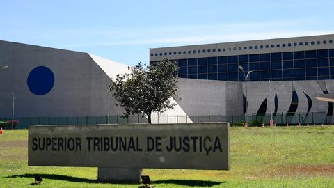 Terceira Turma do STJ decidiu que planos de saúde devem custear cirurgias de feminização facial quando integradas ao processo transexualizador e prescritas por médico. - Imagem: Reprodução