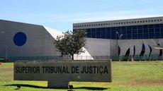 Terceira Turma do STJ decidiu que planos de saúde devem custear cirurgias de feminização facial quando integradas ao processo transexualizador e prescritas por médico. - Imagem: Reprodução