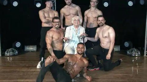 Após o show, Betty Richardson aproveitou para conhecer os dançarinos - Imagem: reprodução/Facebook