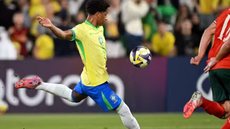 Zé Lucas, volante da seleção sub-17, em jogo contra Portugal - Foto: Jurij Kodrun/Getty Images