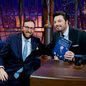 Rav Sany Sonnenreich, autor de “Os 7 Portais da Cabalá nos Negócios”, ao lado de Danilo Gentili, apresentador do The Noite - Imagem: Reprodução / SBT / Lourival Ribeiro