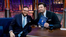 Rav Sany Sonnenreich, autor de “Os 7 Portais da Cabalá nos Negócios”, ao lado de Danilo Gentili, apresentador do The Noite - Imagem: Reprodução / SBT / Lourival Ribeiro
