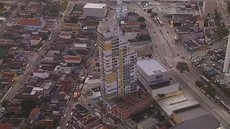 Corpo foi encontrado em escada de emergência, com queimaduras e relatos de forte cheiro de gás no local - Imagem: Reprodução / TV Globo