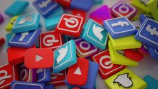 No centro da pauta está a responsabilidade de gigantes como Facebook, Instagram, X e Google por conteúdos postados por seus usuários - Imagem: Reprodução / Freepik