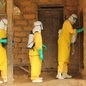 Equipes da Cruz Vermelha atuam na desinfecção de áreas afetadas pelo ebola na República Democrática do Congo, onde o surto já ultrapassou mil casos confirmados. - Imagem: Reprodução