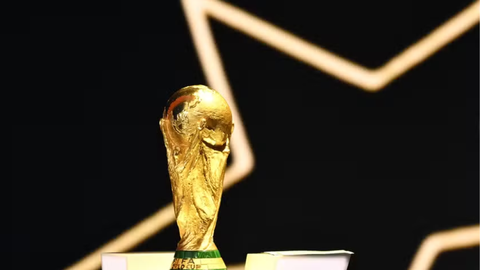 Troféu mais cobiçado do futebol estará em torneio com premiação recorde - Imagem:  Mandel NGAN