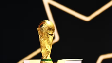 Troféu mais cobiçado do futebol estará em torneio com premiação recorde - Imagem:  Mandel NGAN