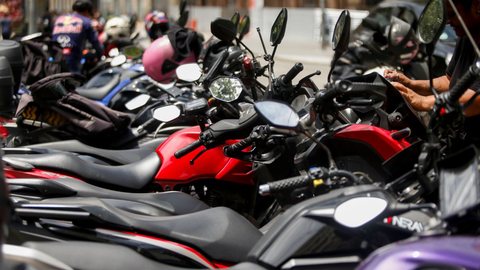 Proposta, apoiada pelo prefeito Ricardo Nunes, busca limitar a oferta de mototáxi e melhorar a segurança viária - Imagem: Reprodução / Agência Brasil / Paulo Pinto