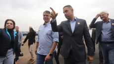 Governador Tarcísio de Freitas analisa plantas do projeto em frente ao local que deve concentrar a futura Linha 20 Rosa - Imagem: Reprodução