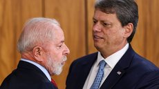 O presidente Luiz Inácio Lula da Silva e o governador de São Paulo, Tarcísio de Freitas - Imagem: Reprodução / Agência Brasil / Marcelo Camargo