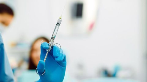 Tarcísio sanciona lei que exige presença de funcionárias em sedação de pacientes mulheres - Imagem: Reprodução / Freepik