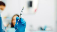 Tarcísio sanciona lei que exige presença de funcionárias em sedação de pacientes mulheres - Imagem: Reprodução / Freepik