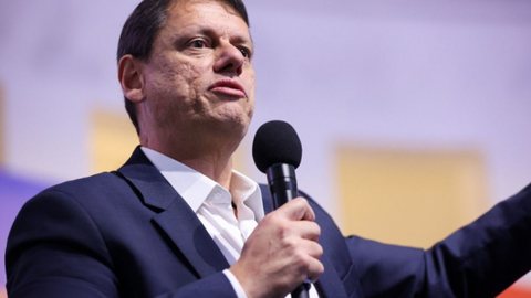 Durante entrevista, Tarcísio de Freitas questiona a capacidade do governo Lula em apresentar resultados ao país - Imagem: Reprodução/Paulo Guereta/Governo do Estado de SP