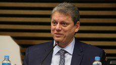 O governador de São Paulo, Tarcísio, destaca a urgência de mudanças e critica a lentidão dos avanços no país - Imagem: Reprodução / Rovena Rosa / Agência Brasil