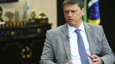 Tarcísio de Freitas comenta prisão de Dahesly Oliveira Pires, envolvida na busca por fuzil usado no assassinato - Imagem: Reprodução / Marcelo Camargo / Agência Brasil