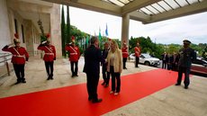 Tarcísio de Freitas e Karina Milei. - Imagem: Reprodução | Agência SP