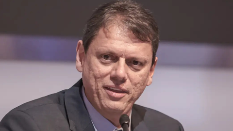Tarcísio de Freitas não compareceu a evento político com Flávio Bolsonaro em Sorocaba após alegar sintomas gripais - Imagem: Reprodução