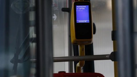 Critérios de elegibilidade incluem matrícula em creche pública e distância superior a 1,5 km da residência - Imagem: Reprodução / Fernando Frazão / Agência Brasil