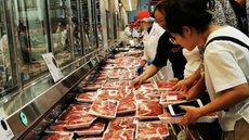 Diferenças nas pautas de exportação e excesso de oferta global limitam capacidade da China de substituir o mercado americano para o Brasil - Imagem: Reprodução / AFP