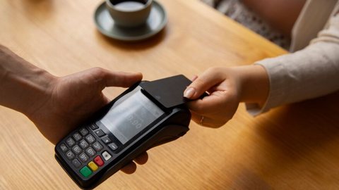 Taxas de juros do cartão de crédito vão a 438,4% em setembro, afirma BC - Imagem: Reprodução / Freepik