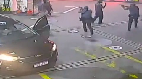 VÍDEO - taxista bate em carro da PM por motivo inacreditável - Imagem: reprodução O Globo