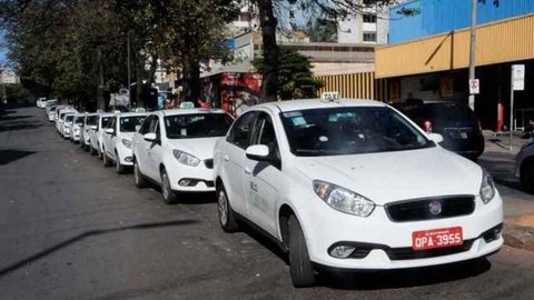 Taxistas aguardam definição sobre cadastro - Imagem: Diário dos Transportes