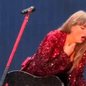Assista o momento em que Taylor Swift se engasga com inseto durante show - Imagem: Reprodução/Redes Sociais