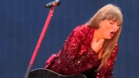 Assista o momento em que Taylor Swift se engasga com inseto durante show - Imagem: Reprodução/Redes Sociais