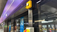 Botão instalado pela ViaMobilidade na estação Chácara Klabin para manter a segurança na Linha 5-Lilás - Imagem: Reprodução / TV Globo / Beatriz Backes