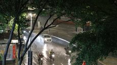 Pancadas de chuva podem causar alagamentos e rajadas de vento, especialmente em regiões com solo encharcado - Imagem: Reprodução/Rovena Rosa/Agência Brasil