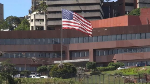 Bandeira dos Estados Unidos volta a ser hasteada em Caracas e marca retomada das relações diplomáticas após sete anos - Imagem: Reprodução