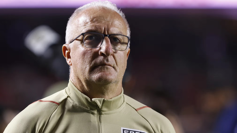 Dorival Júnior posa com a camisa do São Paulo após assinatura do contrato na sede do clube - Imagem: Reprodução