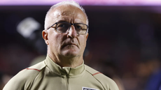 Dorival Júnior posa com a camisa do São Paulo após assinatura do contrato na sede do clube - Imagem: Reprodução