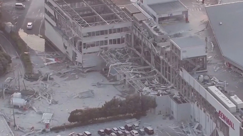 Vista aérea mostra os danos no Aeon Mall, em Kashima, na província japonesa de Kumamoto, após o terremoto de magnitude 7,1 registrado nesta terça-feira, 28 de julho - Imagem: Reprodução