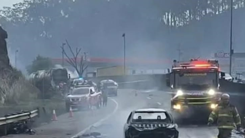 Explosão de carreta com combustível destruiu veículos e deixou mortos na Rodovia Presidente Dutra, em Barra Mansa (RJ) - Imagem: Reprodução