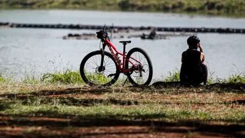 Pesquisadores defendem a ampliação de áreas verdes como estratégia para mitigar os efeitos do calor extremo nas cidades - Imagem: Reprodução/Paulo Pinto/Agência Brasil