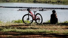 Pesquisadores defendem a ampliação de áreas verdes como estratégia para mitigar os efeitos do calor extremo nas cidades - Imagem: Reprodução/Paulo Pinto/Agência Brasil