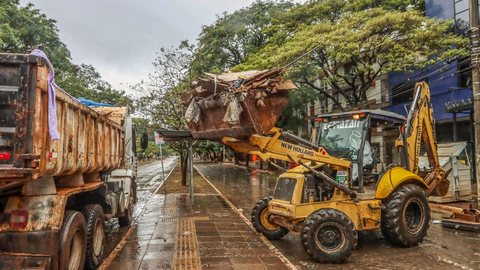 DMLU fazendo retirada do lixo acumulado nas ruas de Porto Alegre - Imagem: Reprodução / Rafa Neddermeyer / Agência Brasil