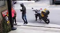 Suspeito armado abordou casal na rua Bento Barbosa. - Imagem: Reprodução/Câmera de Segurança.