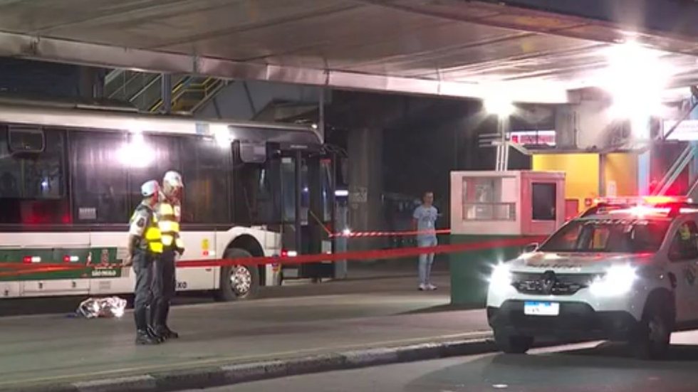 Homem morre depois de ser atropelado por ônibus no Terminal Parque Dom Pedro II - Imagem: reprodução / TV Globo