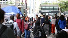 Prefeitura de São Paulo ativou a Operação Baixas Temperaturas para proteger a população em situação de rua durante o frio intenso - Imagem: Reprodução / Agência Brasil / Rovena Rosa