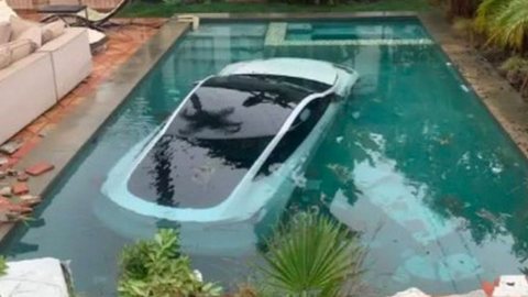 Tesla, que vale 2 milhões de dólares, 'dá mergulho' em piscina de casa de luxo - Imagem: reprodução Pasadena Fire Department