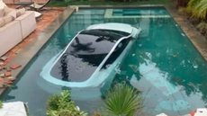 Tesla, que vale 2 milhões de dólares, 'dá mergulho' em piscina de casa de luxo - Imagem: reprodução Pasadena Fire Department