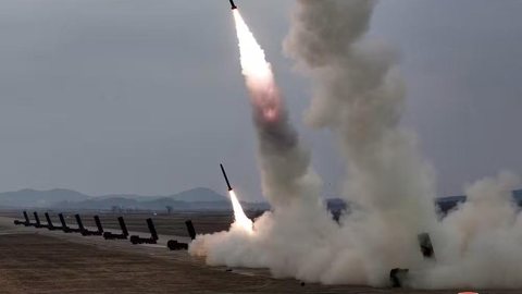 Teste de míssil norte-coreano evidencia avanço tecnológico e reforça tensão geopolítica na Ásia - Imagem: KCNA / REUTERS