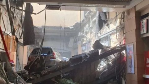 Parte do teto do Osasco Plaza Shopping, em São Paulo, desabou e ocasionou uma correria, além da destruição do estabelecimento. - Imagem: reprodução I Youtube