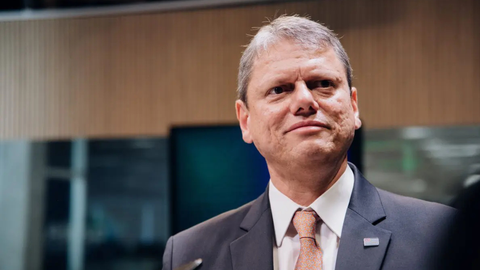 Tarcísio de Freitas, durante entrevista em que criticou a gestão econômica de Fernando Haddad e comentou a migração de empresas brasileiras para o Paraguai - Imagem: Reprodução