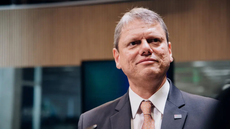 Tarcísio de Freitas, durante entrevista em que criticou a gestão econômica de Fernando Haddad e comentou a migração de empresas brasileiras para o Paraguai - Imagem: Reprodução