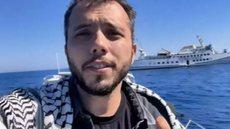 O ativista enfrentou detenção em águas internacionais enquanto tentava enviar ajuda humanitária à Faixa de Gaza - Imagem: Reprodução / X / @LianaCirne